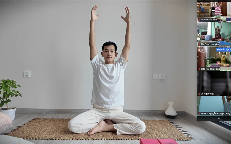 Tâm Đức An làm mẫu động tác hít vào giơ tay cho học viên tập theo qua Zoom